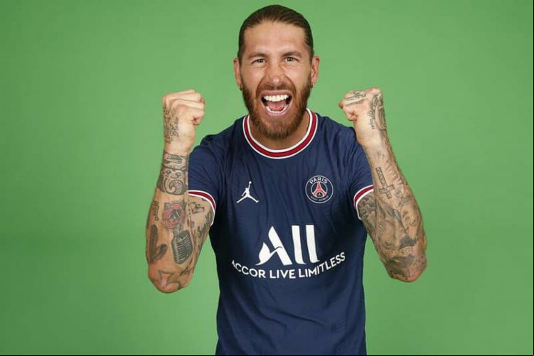 Zagueiro espanhol Sergio Ramos assinou contrato com o PSG até junho de 2023
