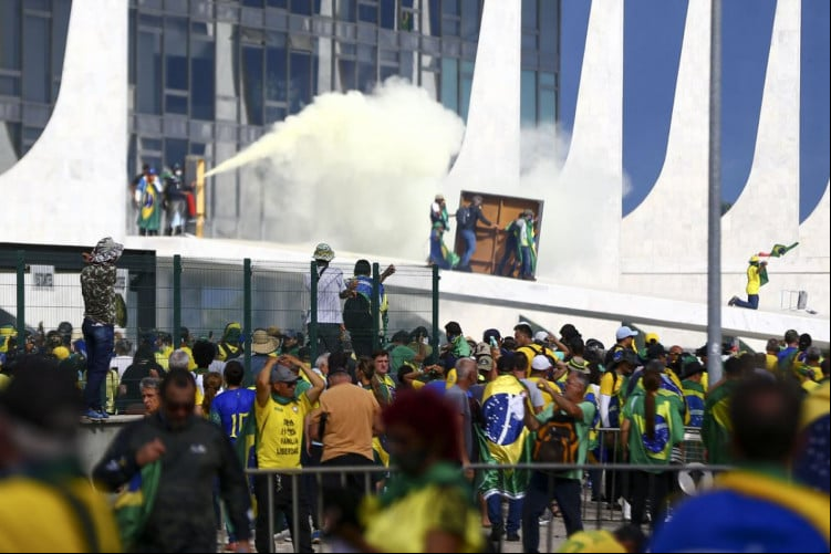 Manifestantes invadem Congresso, STF e Palácio do Planalto em 8 de janeiro de 2023