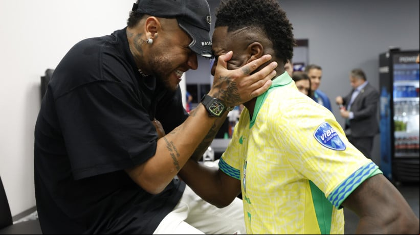 Neymar e Vinicius Júnior no vestiário da seleção brasileira após o jogo Paraguai x Brasil, no Allegiant Stadium, pela Copa América 2024