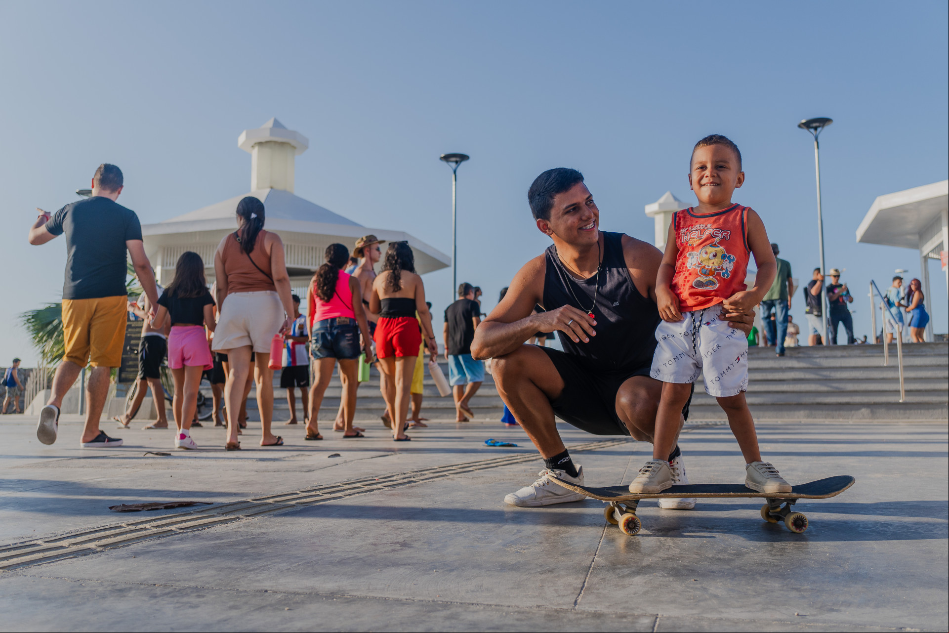 FORTALEZA-CE, BRASIL, 01-09-2024: Movimentação da Nova Praia de Iracema. Na foto, o pai, Emanuel Sales, com o seu filho, na Ponte dos Ingleses. (Foto: Fernanda Barros/O Povo)