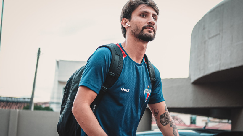 Volante Pedro Augusto na chegada ao PV para o jogo Fortaleza x Moto Club, pela Copa do Nordeste 2025