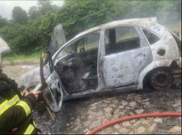Corpo de Bombeiros debelou as chamas do carro que teria sido utilizado na execução 