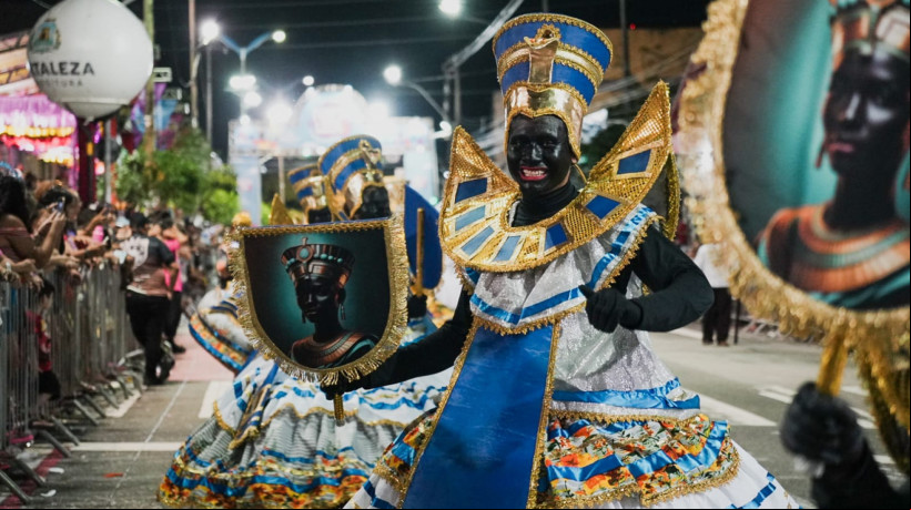 Maracatu cearense encantou público na avenida Domingos Olímpio, em Fortaleza, durante o final de semana