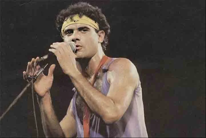 Em 15 e 20 de janeiro de 1985, o Barão Vermelho se apresentou na primeira edição do Rock in Rio. A apresentação da banda no quinto dia do festival tornou-se antológica por coincidir com a eleição do presidente Tancredo Neves, que marcou o fim da Ditadura Militar.