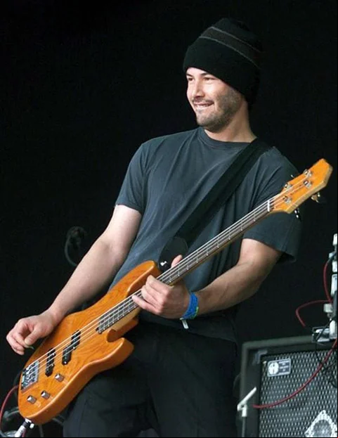 Keanu Reeves também é músico. Ele cantou e tocou baixo na banda grunge Dogstar, formada com Robert Mailhouse. O conjunto lançou dois discos e terminou no início dos anos 2000.