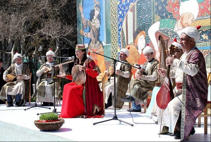 A cultura azeri é uma mistura de influências turcas, persas e russas. A música tradicional, como o mugam, e a dança folclórica são muito valorizadas.