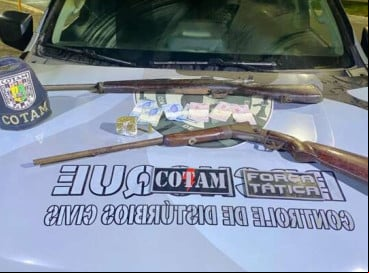 PMCE apreendeu um fuzil calibre 7.62, um rifle calibre .38, 50 gramas de maconha e R$ 23 em espécie 