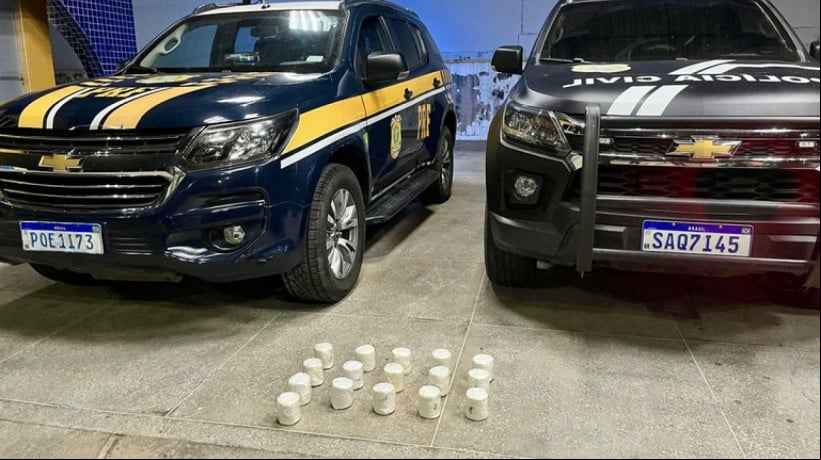 PRF encontrou 16 invólucros plásticos com os 6,4 kgde substância análoga à cocaína com a mulher, num ônibus em Milagres, na BR-116