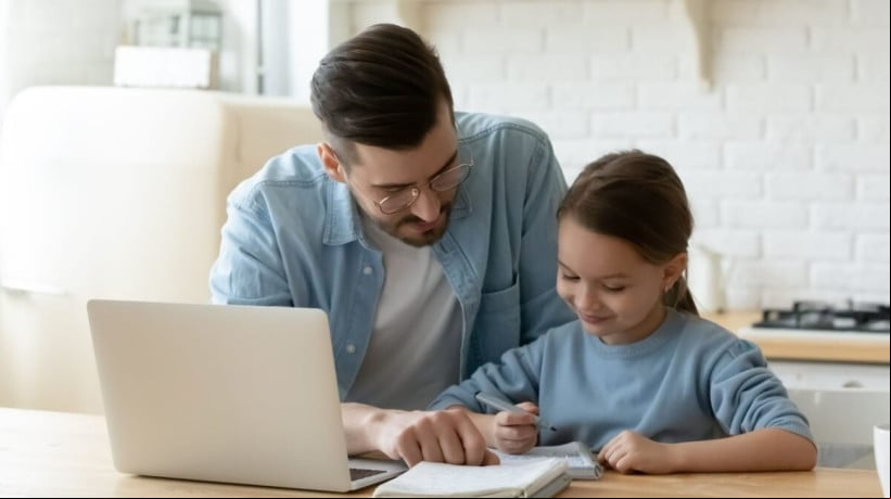 Atitudes simples ajudam a reduzir a ansiedade das crianÃ§as com as tarefas escolares (Imagem: fizkes | Shutterstock)  