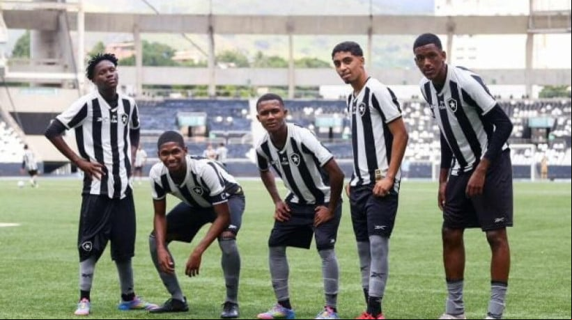 Alvinegro aplica maior goleada da competição nesta quarta-feira (11), no Nilton Santos; Centroavante Samuel Alves anota hat-trick 