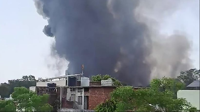 Um avião da companhia Air India com mais de 240 pessoas a bordo caiu nesta quinta-feira em Ahmedabad. O voo, que seguiria para Londres, sofreu o acidente logo após a decolagem.