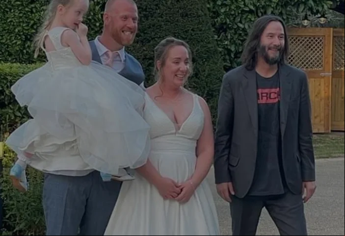 Em setembro de 2022, aconteceu um fato que ilustra bem essa relação de Reeves com o público. Uma fã postou nas redes sociais que o ator foi à festa do seu casamento, no salão de um hotel na Inglaterra. O noivo havia abordado Keanu mais cedo e convidado o astro para o evento. E ele apareceu!