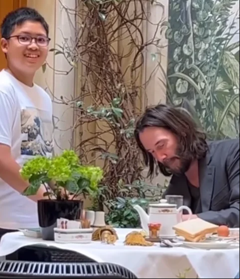Aos 60 anos, o canadense Keanu Reeves vive uma ótima fase. Além do namoro com Alexandra Grant (que começou em 2019), ele tem o carinho dos fãs, já que retribui com uma atenção rara. É comum vê-lo dando autógrafos.